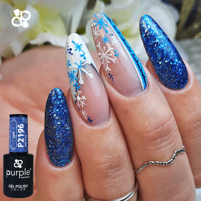 Unhas azuis glitter e decoradas com flocos de neve