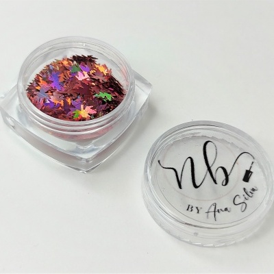 Frasco pequeno com purpurinas em forma de folhas coloridas e tampa com logo NB BY Ana Sílvia