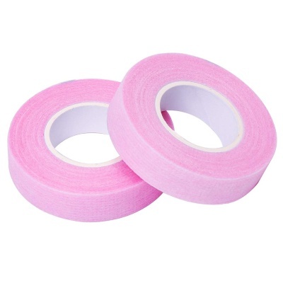 dois rolos de fita adesiva cor-de-rosa com núcleo branco