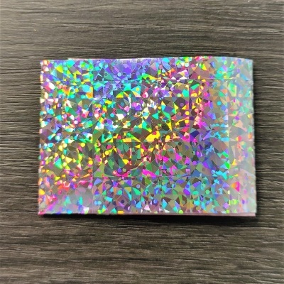 Embalagem holográfica brilhante em madeira cinzenta