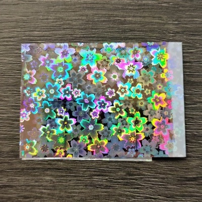 Folha translúcida holográfica com padrão de flores coloridas