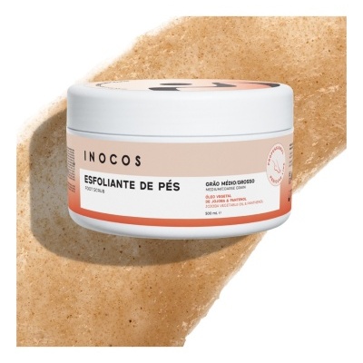 Esfoliante de pés em pote branco com rótulo branco e salmão sobre fundo branco e textura do esfoliante