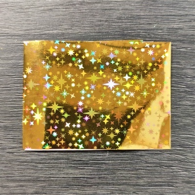Envelope dourado holográfico com estrelas multicoloridas