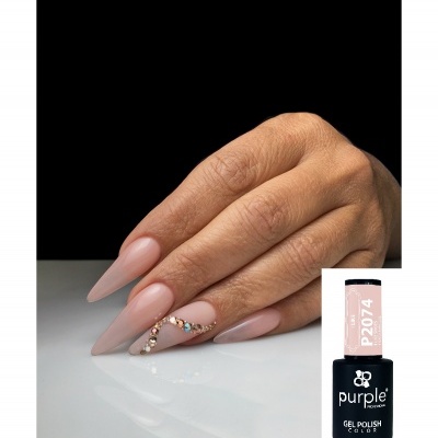 Mão com unhas em gel rosa nude mate e pedras decorativas ao lado de frasco de verniz gel purple P2074