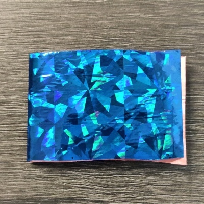 Cartão azul holográfico sobre superfície de madeira