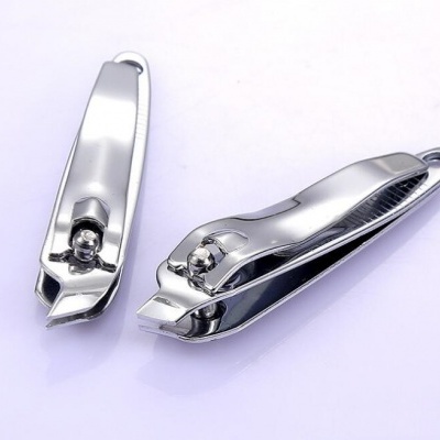 Par de corta-unhas metálicos prateados com superfície lisa