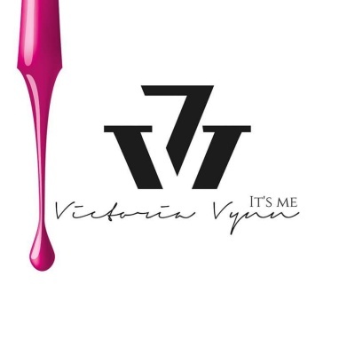 Gota de verniz rosa com logótipo VVV e texto IT'S ME Victoria Vypru em fundo branco.