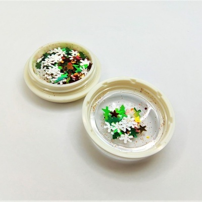 Recipientes pequenos com confetes de cores variadas em tampa branca