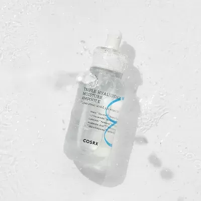 Frasco de ampolas transparente com conta-gotas branco sobre fundo branco com gotas de água
