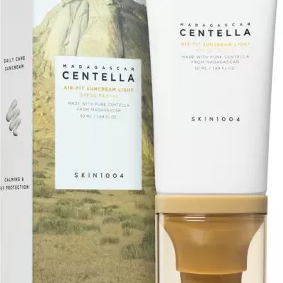 Tubo branco de protector solar Skin1004 com tampa bege e embalagem com montanha