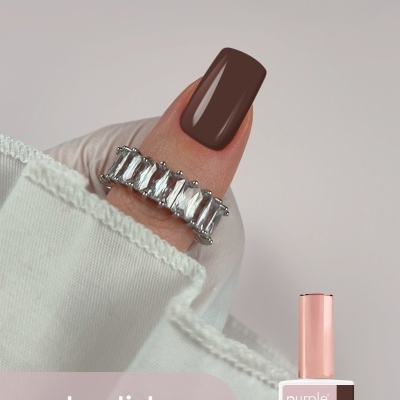 Unha com verniz gel castanho escuro e anel prateado, embalagem de gel polish purple 037 secrets