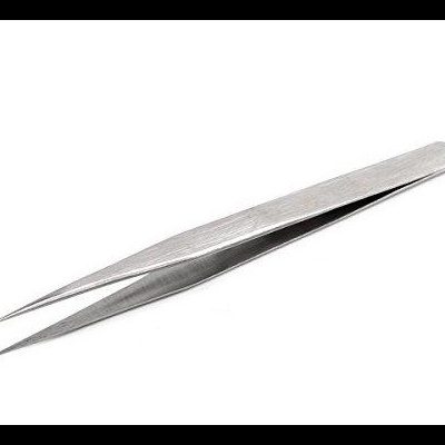 Pinça metálica prateada com pontas finas