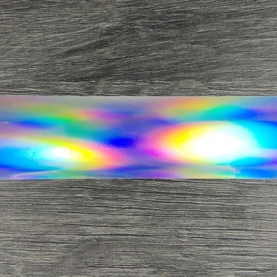 Fita holográfica colorida sobre fundo de madeira