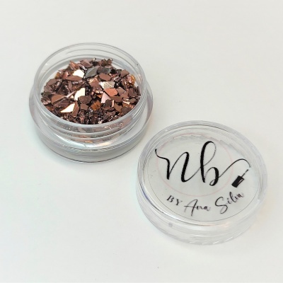 Caixa pequena transparente com glitter castanho metálico e tampa com texto 'nbf BY Ana Silva'