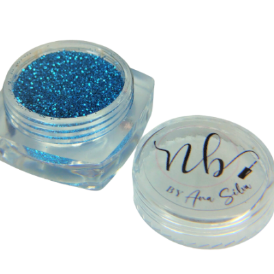 Frasco pequeno transparente com glitter azul e tampa com inscrição 'nb by Ana Silva'