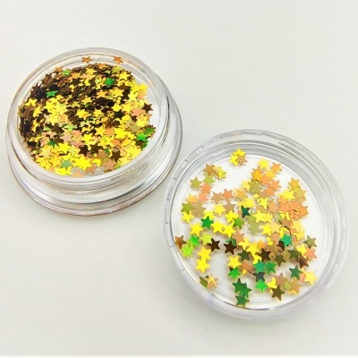 Dois frascos pequenos transparentes com lantejoulas em forma de estrela coloridas