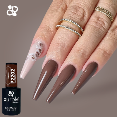 Unhas compridas castanhas e nude com decoração floral em relevo e anéis dourados