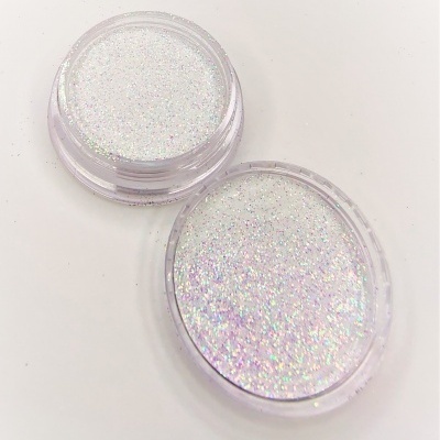 Dois recipientes de glitter holográfico em fundo branco