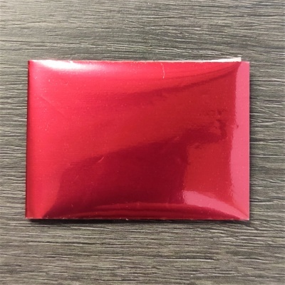 Envelope vermelho brilhante sobre madeira