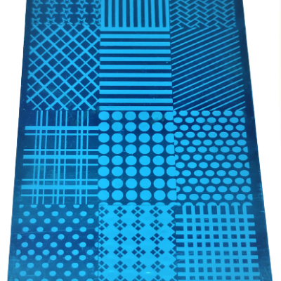 Placa azul com padrões geométricos gravados e texto XY-H17