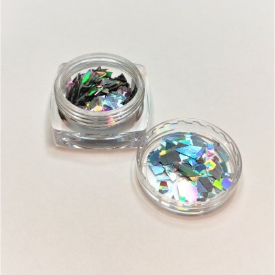 Frasco com glitter holográfico colorido sobre fundo branco