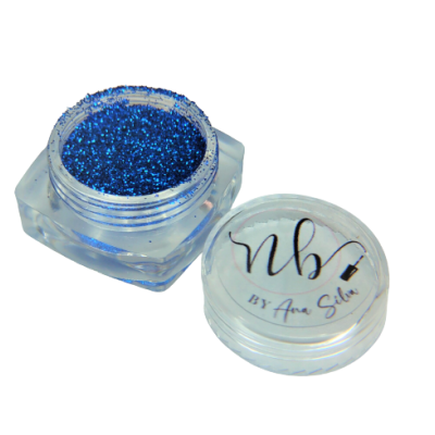 Pote transparente com glitter azul e tampa com etiqueta 'nb BY Ana Silva'