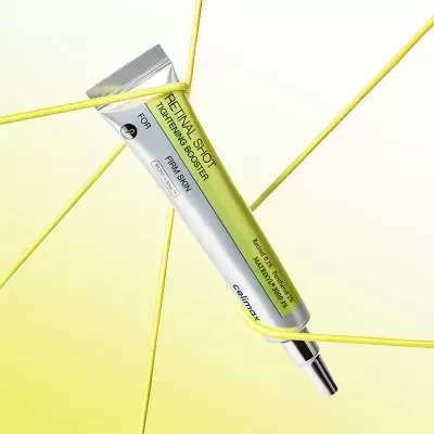 Tubo de sérum facial Retinal Shot Tightening Booster para pele firme com fundo amarelo