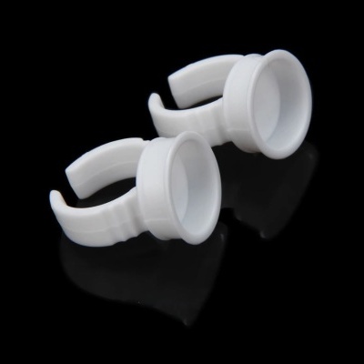 Anéis de plástico branco sobre fundo preto