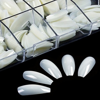 Unhas postiças brancas em caixa de plástico e arranjadas em leque