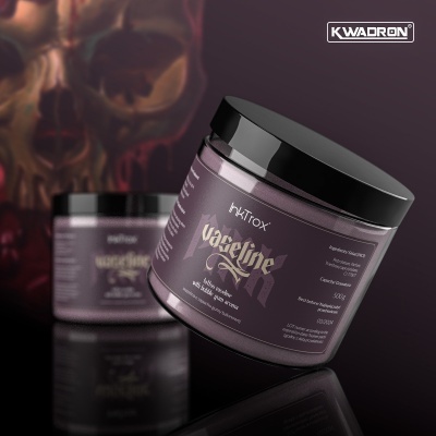 Frascos de vaselina KWADRON com fundo de caveira e superfície preta reflexiva.