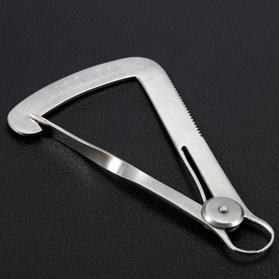 Calibrador de gordura corporal metálico prateado com marcações em milímetros