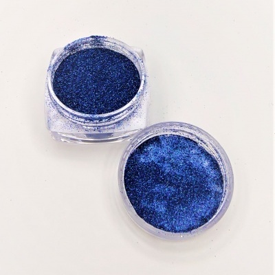 Dois pequenos frascos transparentes com glitter azul escuro brilhante