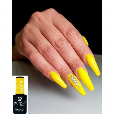 Mão com unhas amarelas e frasco de verniz de gel