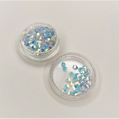 Caixas plásticas com pedaços decorativos holográficos azuis e brancos