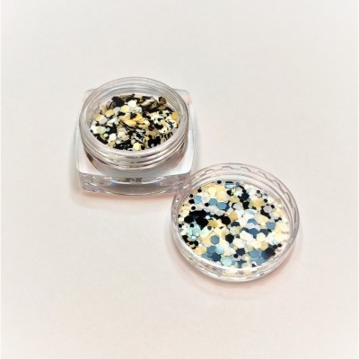 Duas caixas pequenas com glitter colorido em fundo branco