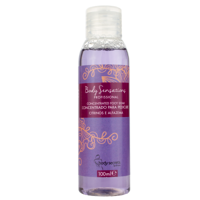 Frasco de produto para pedicure líquido lilás com rótulo roxo e detalhes laranja