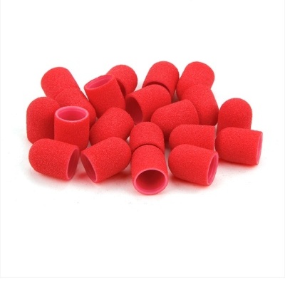 Tampões de espuma vermelhos cilíndricos sobre fundo branco