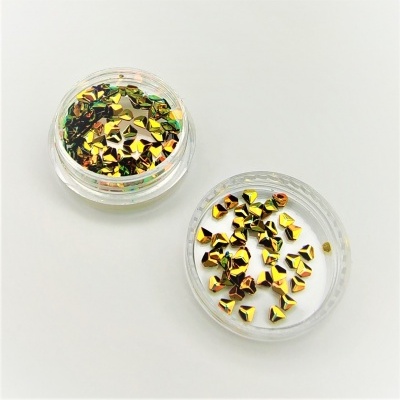 Dois recipientes transparentes com confetes dourados e verdes no interior