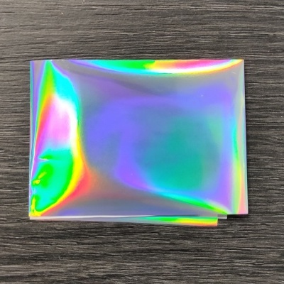 bolsa holográfica em plástico sobre madeira escura