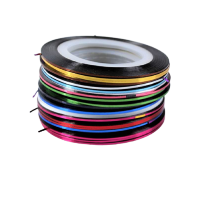 Rolos de fita de vergalhão decorativo em várias cores metálicas empilhados