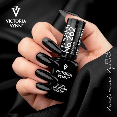 Frasco de verniz gel preto Victoria Vynn número 262 com unhas pretas longas