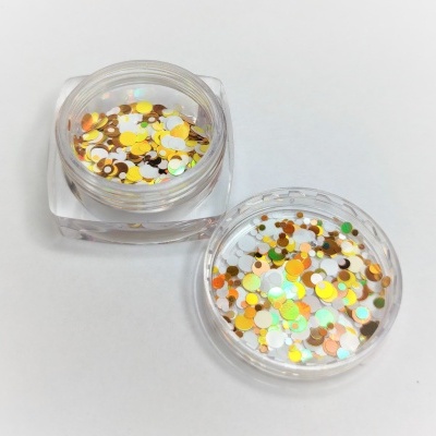 Duas caixas de glitter redondo colorido sobre fundo branco