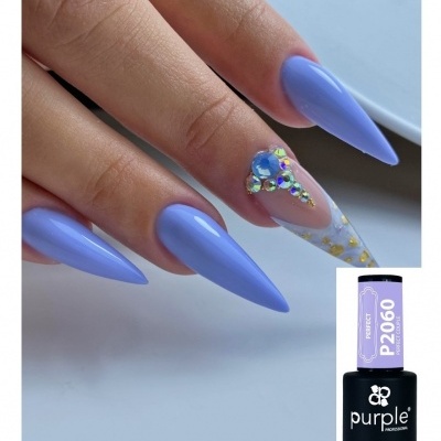 Unhas compridas azul claro com decoração em pedras e flores, junto a verniz de gel Purple P2060
