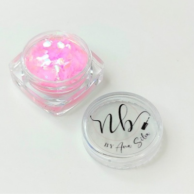 Frasco pequeno com purpurina rosa e tampa com texto preto