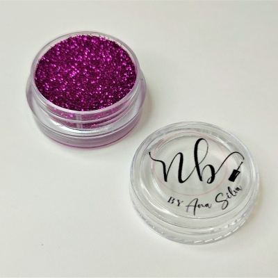 Recipiente pequeno com glitter roxo e tampa com texto nbp by Ana Silva