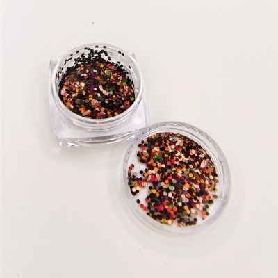 Frasco aberto com glitter colorido em fundo branco