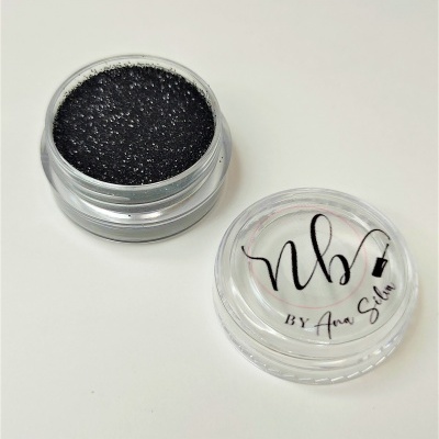 Esponja de maquiagem preta em recipiente transparente com tampa com inscrição nb BY Ana Silva