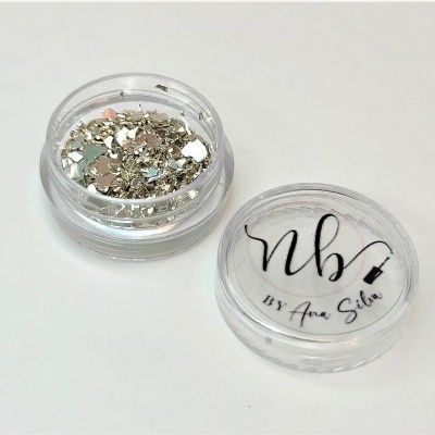 Pote de glitter prateado com tampa branca e texto preto