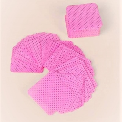 Toalhetes quadrados rosa com padrão de furos sobre fundo branco