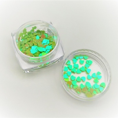 Dois frascos pequenos com glitter em forma de corações verdes holográficos